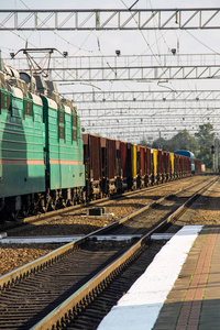 铁路轨道与货物列车
