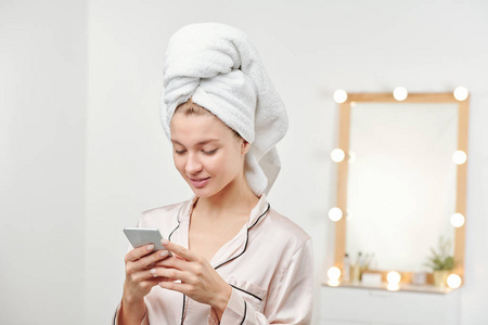 浴袍 幸福 因特网 成人 站立 肖像 毛巾 在室内 电话