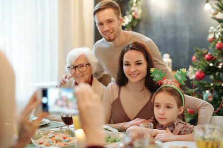 微笑 家庭 女儿 祖父母 团结 女人 乐趣 桌子 快乐 祖父