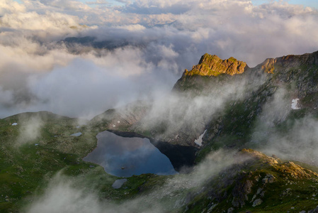 自然 旅行 美丽的 岩石 火山 高的 徒步旅行 天空 薄雾