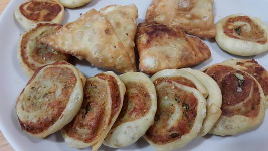 白色背景下美味的自制风车酥糕点食品特写照片