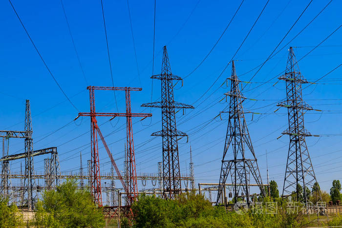 蓝天背景下的高压电线塔