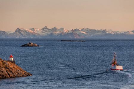 挪威洛弗顿，背景是令人惊叹的日落的渔船。