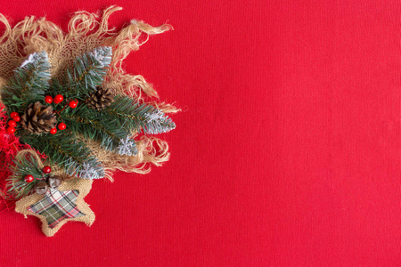 红色背景上有圣诞装饰的冷杉树枝