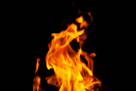 开火。近距离在壁炉里烧柴。