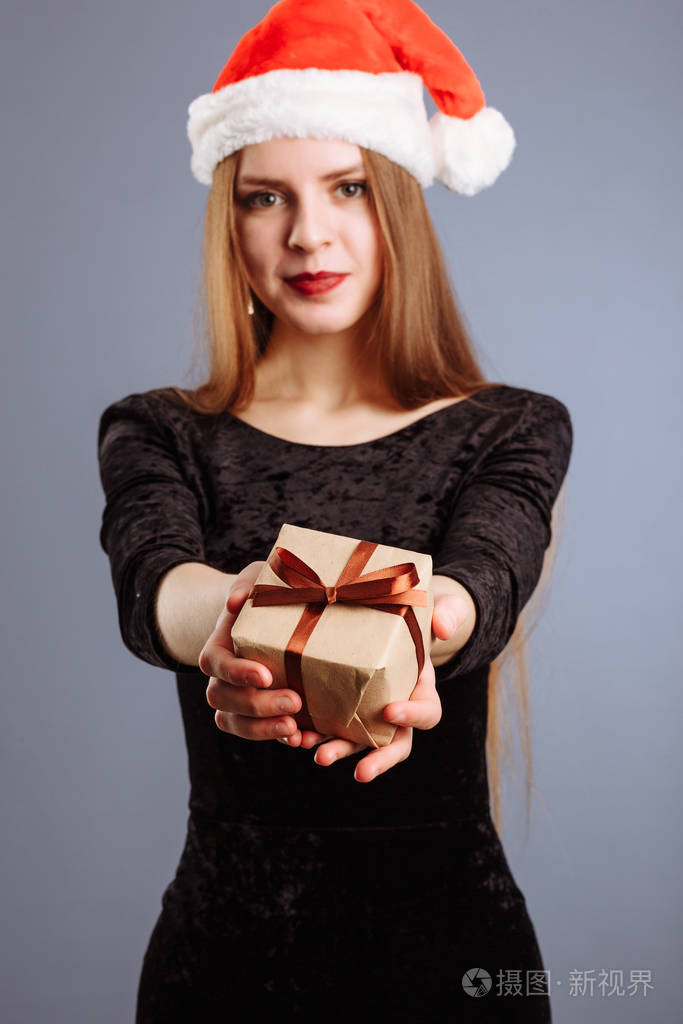 美女圣诞时尚模特女孩拿着圣诞礼物盒.美女