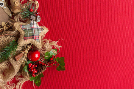 冷杉树枝与圣诞装饰在红色背景上与文本复制空间。圣诞或新年红色背景