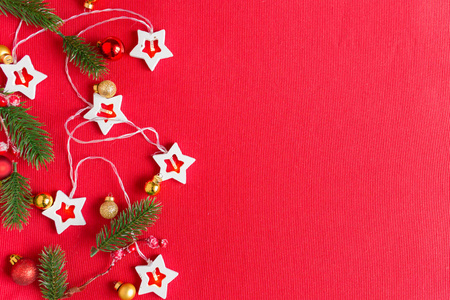 冷杉树枝与圣诞装饰在红色背景上与文本复制空间。圣诞或新年红色背景