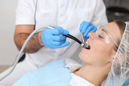 专业牙医用牙钻给病人钻牙