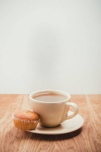 木桌上有咖啡杯的松饼。选择性聚焦。在wh上
