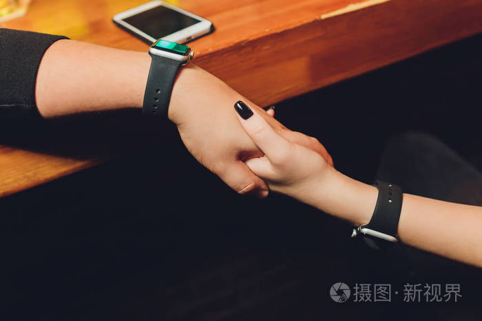 男人的手轻轻地握住女人的手特写镜头