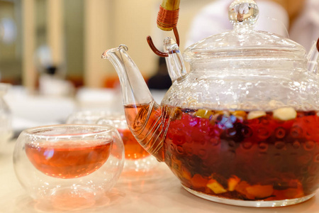 玻璃中国茶杯套装在桌子上特写