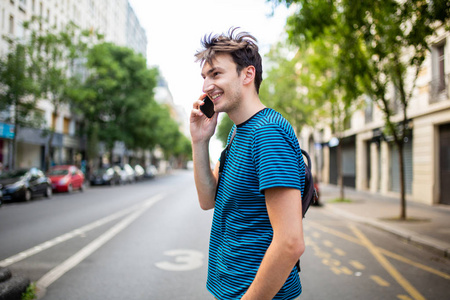 外部 成人 微笑 电话 面对 说话 技术 街道 肖像 复制空间