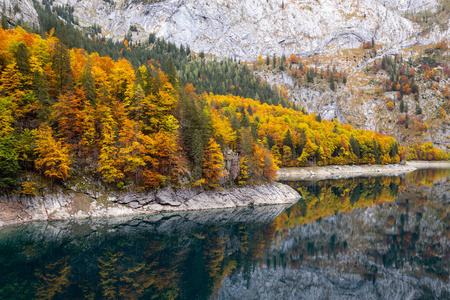 风景如画的内陆地区，上奥地利的戈萨西湖。秋天的阿尔卑斯山