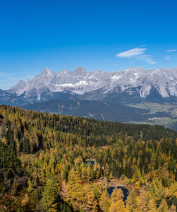 秋高气爽的阿尔卑斯山风景。Unterse湖，Reiteralm，S