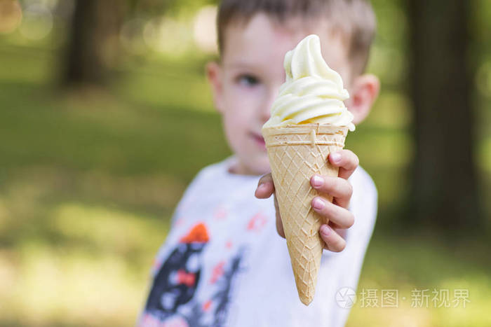 可爱的小宝贝手拿着的华夫饼冰激凌在户外拿着冰激凌的漂亮小孩