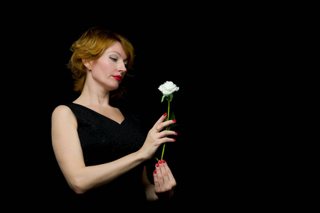 一位手拿白玫瑰的年轻女子的画像