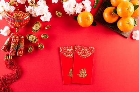 中国新年的装饰物有红色的小包橙色和金色的锭或金色的块状物。文章中的汉字赋指的是好运好运财富金钱的流动。