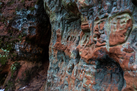 旅行 古老的 旅游业 深的 颜色 矿物 石灰石 洞穴 岩石