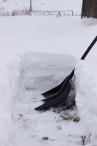 暴风雪过后，市政部门用铲子清理冬季的积雪。阳光