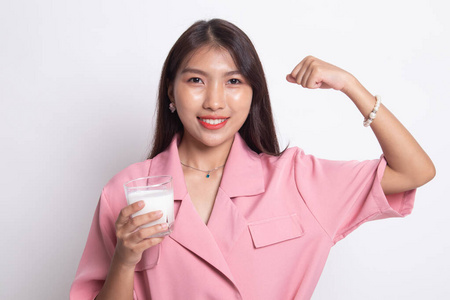 健康的亚洲妇女喝一杯牛奶。