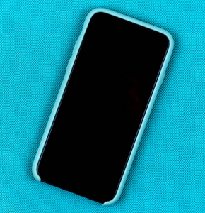 黑色手机或水蓝色手机壳的智能手机