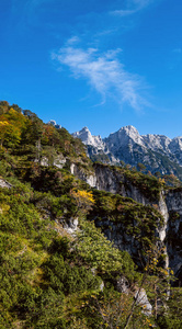 秋高气爽，秋高气爽。宁静的落基山脉景色