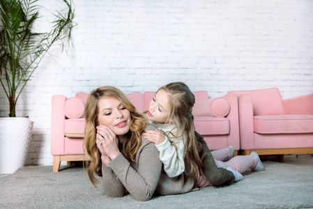 母亲的爱.温柔的吻,温柔的吻妈妈.那个概念育儿照片