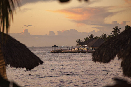 日落时的多米尼加海景