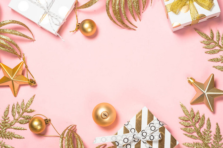 金色圣诞公寓的背景是粉红色的，上面有礼物盒和装饰品。