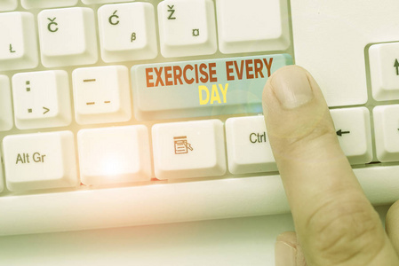 显示每天锻炼的文字标志。概念照片是为了身体健康而大力移动身体。