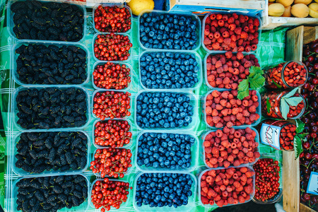 混合了市面上的新鲜浆果草莓蓝莓覆盆子黑莓樱桃和红醋栗