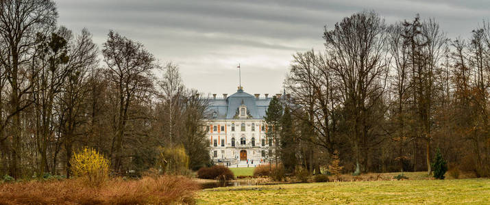 经过翻新的普什齐纳宫殿，有一个美丽的公园和步行道。