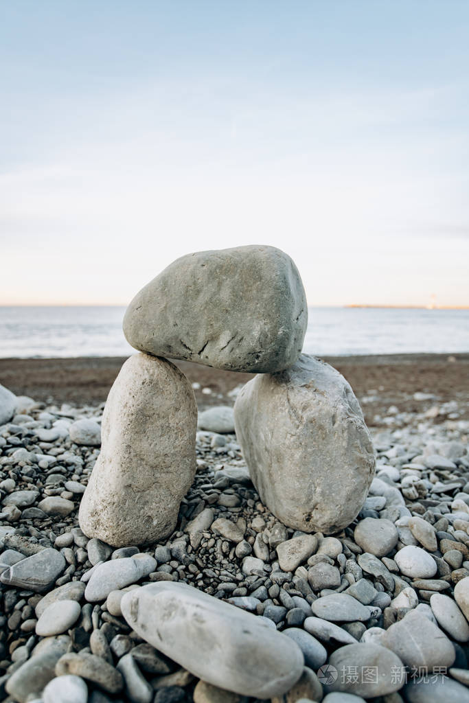 在海滩上靠着大海一块块石头立在一起