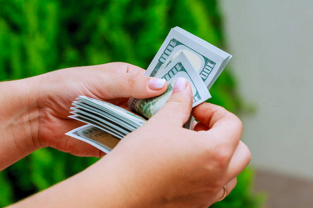 数钱或花钱.照片