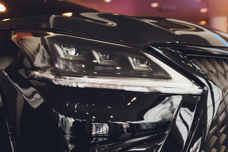 白黄色车灯.大白天的汽车头灯.关闭前照灯.外部详图现代汽