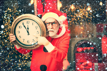 雪人。带闹钟的圣诞老人。圣诞快乐圣诞老人有钟。圣诞老人做了个鬼脸，手里拿着钟，显示离午夜还有五分钟。新年快乐。