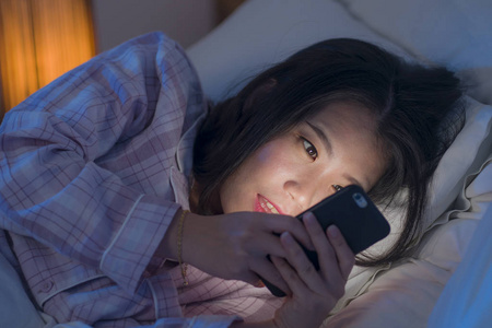 美丽的年轻白种人妇女穿着黑色衬衫,摆姿势,站在白色隔离背景上的平板