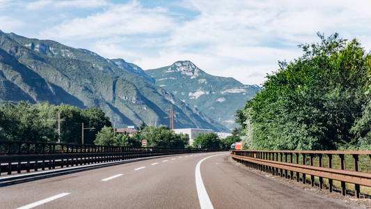 美丽的夏日山路。山里的夏日之路。