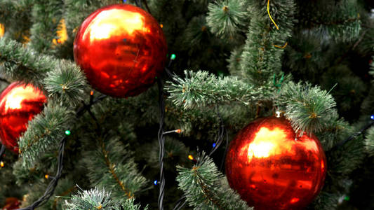人造圣诞树上的大红球。圣诞节背景