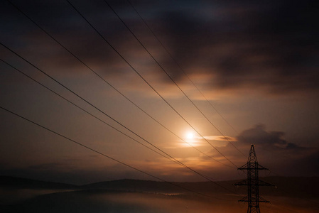 日落时的电力线.电照片