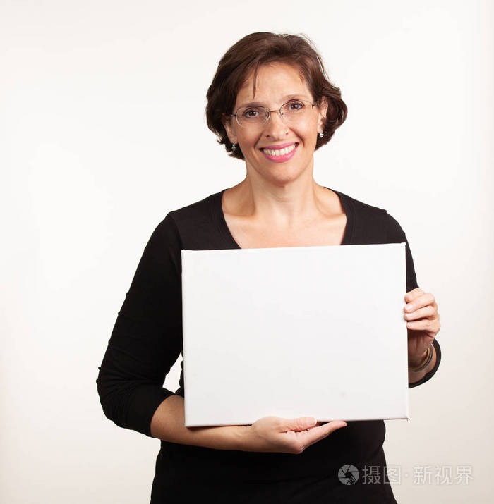 一个女人举着一个空白的白色牌子给你留着空间