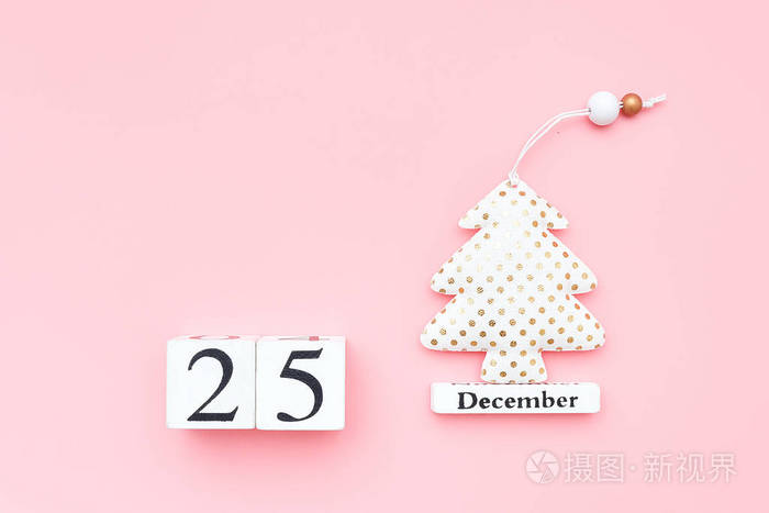 木制日历12月25日 粉红色背景上的纺织品圣诞树 圣诞快乐概念 顶视图平面设计模板 贺卡 明信片照片 正版商用图片26s8xi 摄图新视界 木制日历12月25日 粉红色背景上的纺织品圣诞树 圣诞快乐概念 顶视图平面设计模板 贺卡 明信片照片 正版商用图片26s8xi 摄图新视界