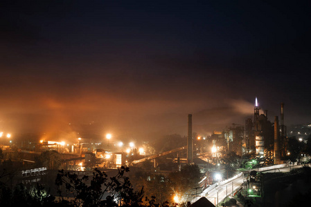 巨大的工业工厂。夜景