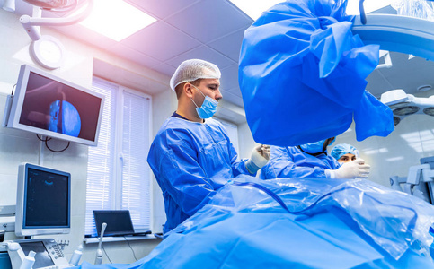 创伤外科手术过程。手术室里带着手术设备的一群外科医生。医学背景