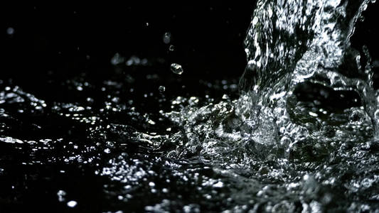 水在黑色背景上飞溅的高速模糊图像,代表了从矿物质或起泡苏打水,滋补