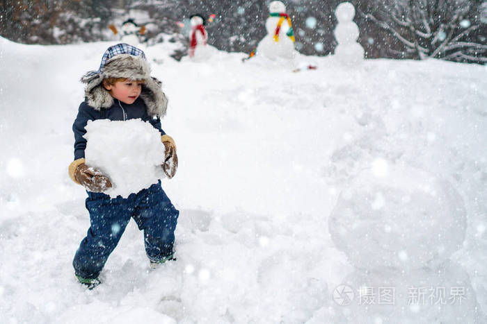 可爱的孩子 冬天的肖像 白雪背景下的快乐孩子的冬季场景 冬天雪地花园里可爱的孩子的画像 雪地里的孩子 照片 正版商用图片26seh3 摄图新视界