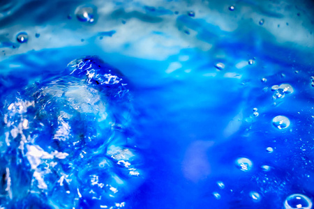 抽象的蓝色水彩背景。水的形象。宏。