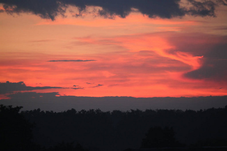 美丽的夕阳天空，云的背景纹理