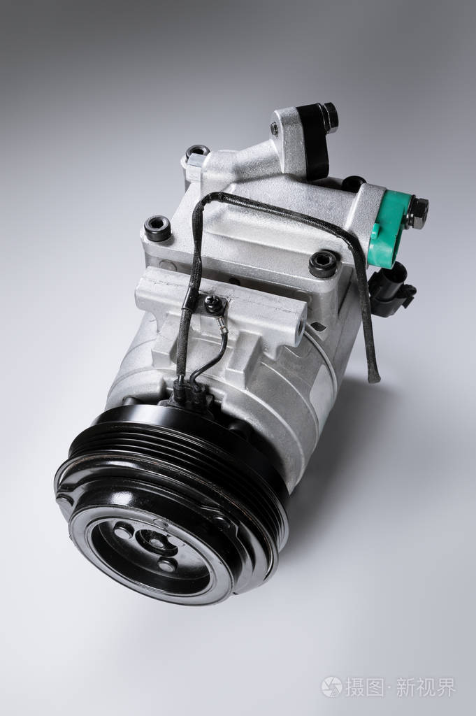 灰色背景的新车空调压缩机特写